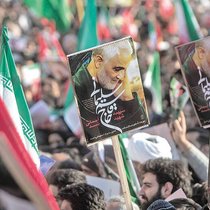 La mort du général iranien Soleimani, tué par un drone américain, a entraîné plusieurs jours de tensions extrêmes entre les deux pays ennemis.