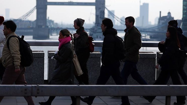 L'économie britannique est à la peine ces derniers mois, avec une croissance stagnante en troisième trimestre et de seulement 0,1% au quatrième, qui accompagne une inflation en hausse --3% sur un an en janvier.