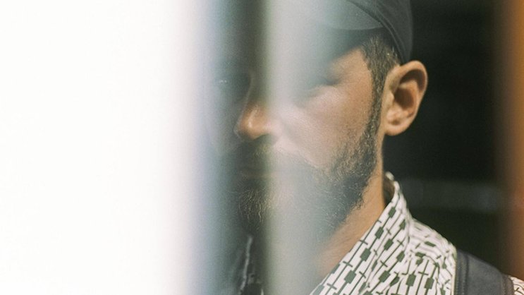 L'auteur de la web-série, le journaliste Mehdi Atmani, est spécialisé dans l’analyse des conséquences économiques et sociétales engendrées par les nouvelles technologies de l’information