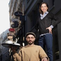 Nicolas Presti milite au sein de Renovate Switzerland, un mouvement de résistance civile pour le climat qui s’illustre par des actions fortes telles que le blocage des routes, dans une démarche non violente. Il travaille comme serveur au restaurant végétarien et végane L’éc(h)o à Lausanne où il n’a jamais caché ses activités de militant. La directrice, Zeina Ahdab, estime que les compétences professionnelles de son employé l’ont motivée à dépasser ses craintes.