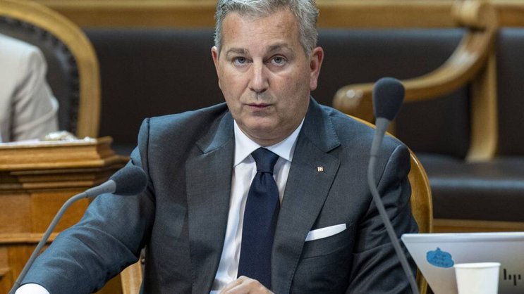 Plusieurs parlementaires des cantons du Tessin et d'Uri, dont le conseiller aux Etats Marco Chiesa (UDC/TI), demandent une taxe de transit pour le trafic routier qui traverse la Suisse sans s'y arrêter (archives).