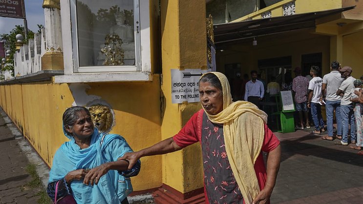Des femmes quittent le bureau de vote après avoir glissé leur bulletin dans l'urne à Colombo.