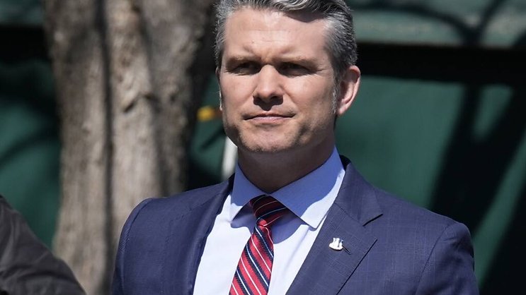 La nomination de Pete Hegseth, présentateur de la chaîne Fox News à la tête du Pentagone, avait été validée de justesse au Sénat, en raison de son manque d'expérience, et d'une histoire personnelle marquée par une accusation d'agression sexuelle et par des témoignages sur sa consommation d'alcool.