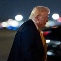 Le président américain a affirmé dimanche que l'Iran serait frappé "très durement" si des manifestants étaient tués.