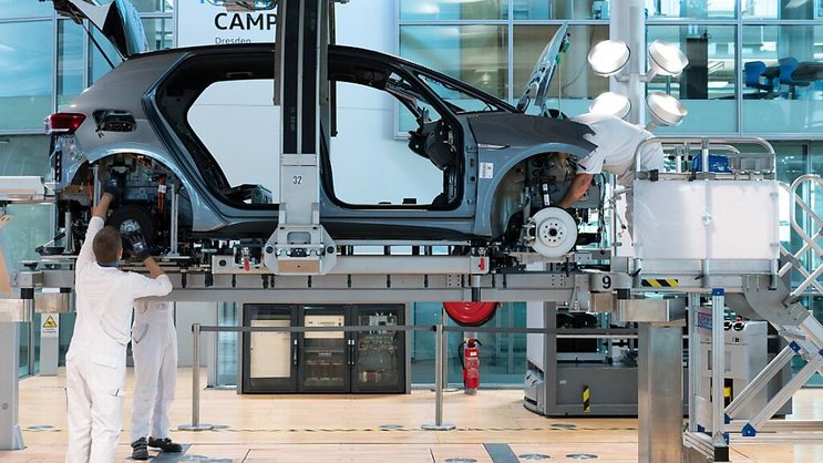 L'usine de Wolfsburg devrait produire ses premières voitures électriques de modèle ID.3 d'ici l'an prochain, et y être totalement consacrée "dès 2024" (archives).