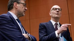 Le ministre français des Finances Roland Lescure (à droite) et son homologue italien Giancarlo Giorgetti lors de la réunion du G7. (archive)