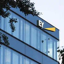 Le logo de la société de conseil EY, anciennement Ernst and Young. La société de conseil est l'une des 20 meilleures écoles de cadres au monde.