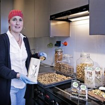 La cuisine de l’appartement familial d’Ana Castro s’est transformée en centre de production de granola.