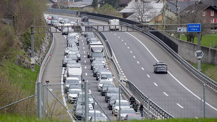 La file de voitures mesurait déjà sept kilomètres à 08h00, selon le site du TCS (archives).