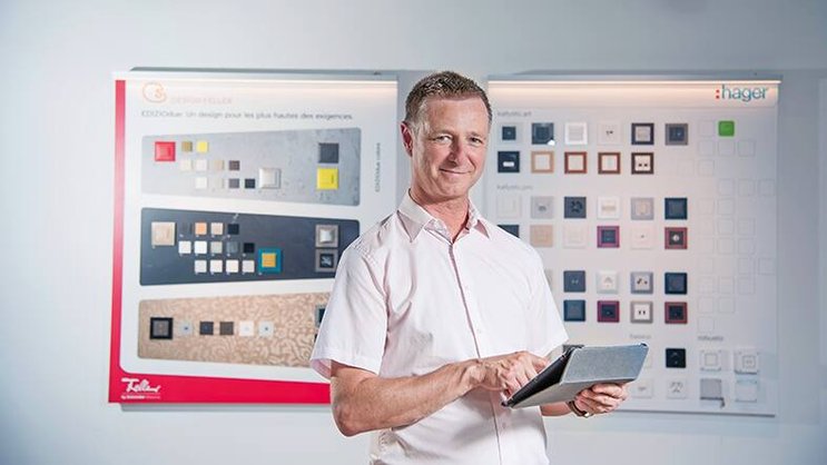 Chez Electro-Matériel (ici Xavier Pasche, responsable des ventes), on constate un fort intérêt pour la domotique pilotée depuis une tablette.