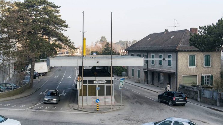 Avec l'adhésion à l'espace Schengen, la Suisse a abandonné les contrôles aux frontières. Ici le poste frontière de Vernier (GE) (archives).