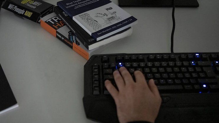 Les cyberactivistes russes qui ont attaqué les sites internet d'administrations fédérales, cantonales et municipales ainsi que de grandes entreprises et d'aéroports en Suisse en juin avaient des motifs politiques (Photo d'illustration).