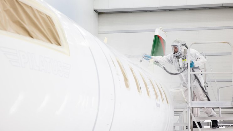 Un collaborateur au cœur de la production chez Pilatus. L’avionneur nidwaldien figure désormais parmi les employeurs les plus prisés de Suisse, à la deuxième place du classement Randstad 2026, derrière Google.