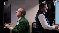 Les marchés financiers rappellent que la richesse ne garantit ni la sérénité ni le bonheur, mais amplifie surtout les choix et les comportements humains.