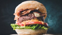 8100 milliards, c’est le déficit entraîné par la perte de productivité due aux maladies provoquées par notre alimentation (maladies cardiovasculaires, diabète et cancers en tête), selon le rapport 2024 de l’agence de l’ONU pour l’alimentation et l’agriculture (FAO).
