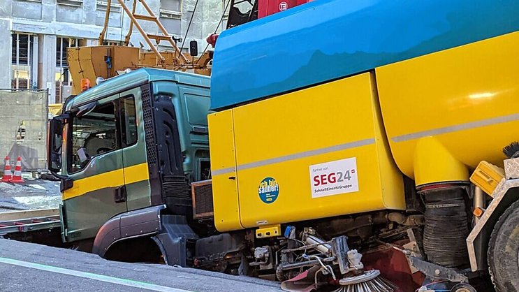 Malgré des mesures prises pour assurer le camion accidenté, la deuxième roue avant s'est également enfoncé dans l'asphalte. D'importants flux d'eau provenant du chantier voisin avaient creusé une cavité dans le sol recouvert par la chaussée.