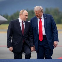 August 15, 2025, Anchorage, Ak, United States of America: U.S. President Donald Trump, right, escorts Russian President Vladimir Putin, left, down the red carpet during the arrival ceremony at Joint Base Elmendorf Richardson, August 15, in Anchorage, Alaska. Trump is hosting Putin for talks to end the Russian war in Ukraine. Anchorage United States of America - ZUMAp138 20250815_zaa_p138_025 Copyright: xBenjaminxApplebaum/Dodx
August 15, 2025, Anchorage, Ak, United States of America: U.S. President Donald Trump, right, escorts Russian President Vladimir Putin, left, down the red carpet during the arrival ceremony at Joint Base Elmendorf Richardson, August 15, in Anchorage, Alaska. Trump is hosting Putin for talks to end the Russian war in Ukraine. Anchorage United States of America - ZUMAp138 20250815_zaa_p138_025 Copyright: xBenjaminxApplebaum/Dodx