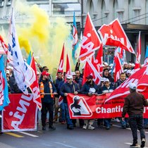 Quelque 1500 maçons ont défilé dans les rues de Genève lundi pour dénoncer leurs conditions de travail et demander une meilleure convention nationale.