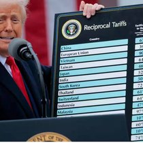 Le président américain Donald Trump présente les nouveaux droits de douane spécifiques à chaque pays le 2 avril 2025 dans les jardins de la Maison Blanche.