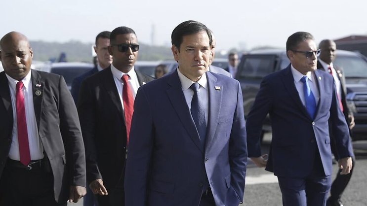 Marco Rubio s'est rendu au Panama pour transmettre la position du président américain Donald Trump sur la "violation du traité" régissant le canal du Panama.