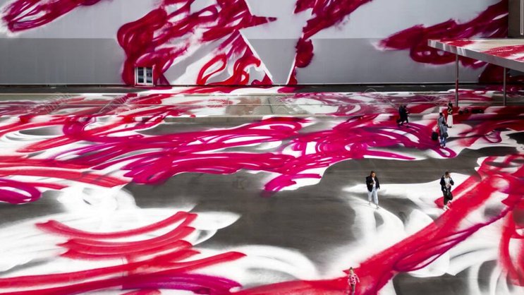 Art Basel démarre cette semaine sur le coude du Rhin: l'artiste allemande Katharina Grosse a transformé la Messeplatz en espace chromatique et immersif.