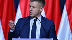 "Il est temps d'appeler la corruption par son nom : du vol", a déclaré Peter Magyar devant des centaines de sympathisants, accusant le camp d'Orban d'avoir détourné des milliers de milliards de forints (des milliards d'euros).