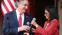 La présidente par intérim du Venezuela Delcy Rodriguez a reçu jeudi le ministre américain de l'intérieur Doug Burgum à Caracas.