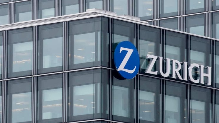 Pour atteindre ces objectifs, Zurich veut continuer à renforcer ses activités avec la clientèle entreprises. Le bénéfice opérationnel doit dépasser les 4,2 milliards de dollars et les primes brutes 10 milliards d'ici fin 2027.(KEYSTONE/Ennio Leanza)