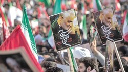 La mort du général iranien Soleimani, tué par un drone américain, a entraîné plusieurs jours de tensions extrêmes entre les deux pays ennemis.