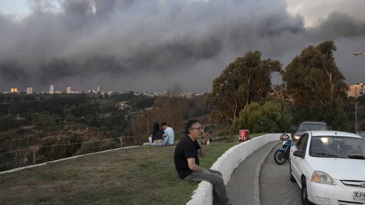 Une épaisse fumée recouvre le ciel au-dessus de la région touristique de Vinal del Mar.