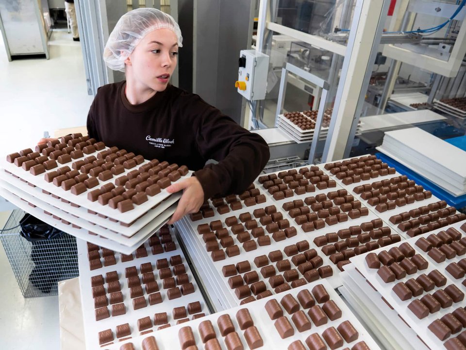 Le chocolatier Camille Bloch, qui emploie 180 personnes pour un chiffre d’affaires annuel de 60 millions de francs, travaille avec l’AEnEC depuis 2014.