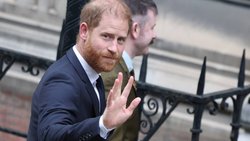 Harry, qui tient les paparazzi pour responsables de la mort de sa mère Diana en 1997 à Paris, nourrit une forte animosité contre la puissante presse à scandale britannique.