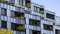 "L'évolution des prix s'est encore accélérée et les prix de l'immobilier résidentiel ont augmenté plus fortement que les revenus des ménages et les loyers", explique UBS. "L'octroi de prêts hypothécaires a également augmenté par rapport aux trimestres précédents."