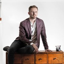 Rien ne prédestinait Rexhep Rexhepi, né au Kosovo, à ce destin. Son premier stage chez Chopard fut un fiasco. Mais il a tenu bon et travaillé sans relâche, jusqu’à ce que Patek Philippe et F.P.Journe lui ouvrent leurs portes.