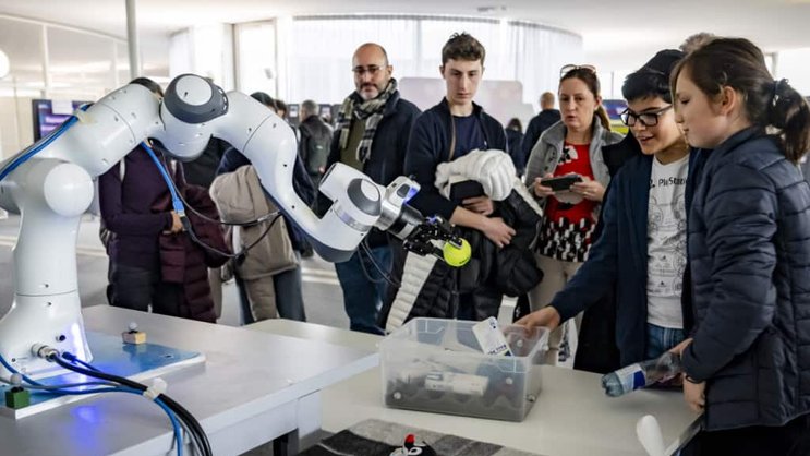 Des personnes regardent un robot qui reproduit l'agilité humaine lors de la journée de l'intelligence artificielle, IA, le samedi 23 novembre 2024 à l'EPFL. (Photo d'illustration)