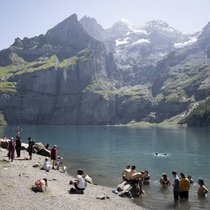 La Suisse - ici le lac d'Oeschinen (BE) a la cote auprès des touristes. Le nombre de nuitées passées en Suisse passera un nouveau record en 2025 selon Suisse Tourisme.