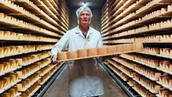Conséquence des 39%? Florian Spielhofer, patron de Fromages Spielhofer à St-Imier (BE), se retrouve avec 17 tonnes de fromage sur les bras.