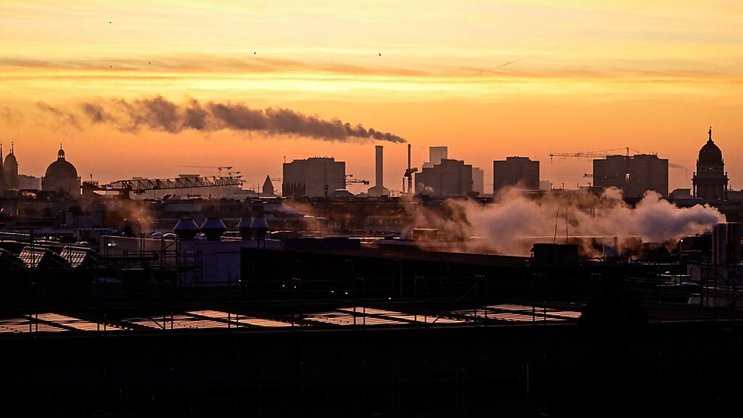 Cette semaine, les conservateurs et les sociaux-démocrates, qui entendent monter ensemble la future coalition, se sont mis d'accord pour injecter 500 milliards d'euros (à peine moins en francs) sur 10 ans pour soutenir l'économie allemande en crise.
