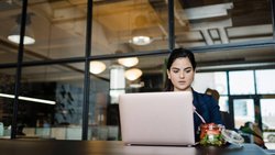 De petits changements dans nos habitudes alimentaires peuvent avoir un impact considérable et favoriser notre résistance psychologique.