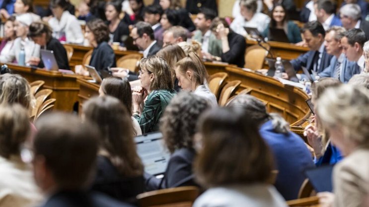 Les parlementaires fédéraux devraient pouvoir recourir à un assistant IA dédié, estime une commission (archives).