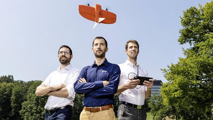 Elias Kleimann, Basil Weibel et Maximilian Boosfeld (de g. à dr.) disposent d’un savoir-faire unique dans le domaine du drone.