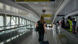 Des passagers marchaient dans le bâtiment de l’aéroport international de Dubaï jeudi. Samedi, Emirates, la plus grande compagnie aérienne du Moyen-Orient, a annoncé suspendre l'ensemble de ses vols à Dubaï, car les Emirats font face à une attaque iranienne.