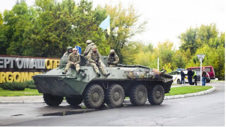 Il n'est plus rare de voir des chars dans les rues des villes ukrainiennes.