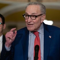 "La décision de Trump d'assouplir les sanctions sur la Russie est un nouvel exemple démontrant comment Poutine a été l'un des premiers bénéficiaires de la guerre, mal conçue et mal exécutée par le président Trump contre l'Iran", a assuré le chef de la minorité démocrate au Sénat, Chuck Schumer.