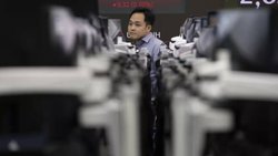 La chute particulièrement forte des actions au Japon est liée à la politique monétaire de ce pays.