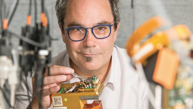 Antoine Müller, cofondateur d’Alpes Lasers, une PME pionnière de la technologie laser à cascade quantique. Il tient ici une pièce appelée «sauterelle», indispensable pour le contrôle qualité.