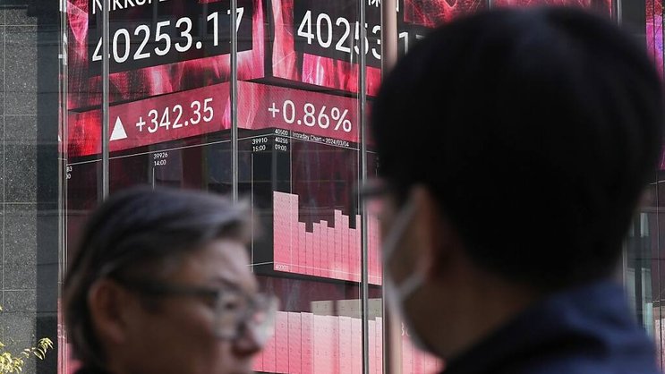Sur l'ensemble de l'année dernière, la croissance économique du pays est cependant restée inchangée (+1,9%, après +1% en 2022). Le PIB japonais s'était contracté de 0,8% au troisième trimestre. (AP Photo/Eugene Hoshiko)