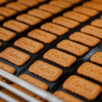 Les biscuits belges Lotus en production. Malgré un rendement du dividende modeste de 0,6%, l'entreprise jouit du statut d'«aristocrate du dividende» (Dividend Aristocrat), distinction décernée aux sociétés ayant rehaussé leur coupon de manière ininterrompue depuis 25 ans. 