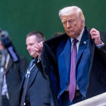Le président américain est reparti avec son convoi après avoir rencontré son homologue ukrainien.