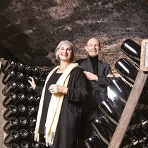 La famille Mauler confectionne d’excellents vins mousseux dans les caves du prieuré de Môtiers, dont la fondation remonte au VIe siècle.